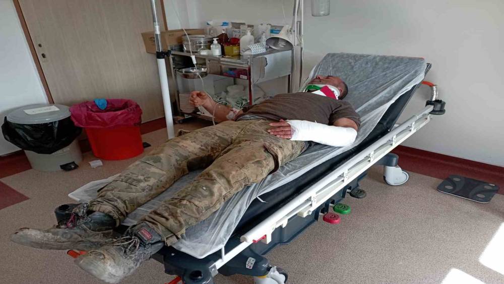 Tokat&rsquo;ta otomobiliyle tarlaya d&uuml;şen s&uuml;r&uuml;c&uuml; yaralandı
