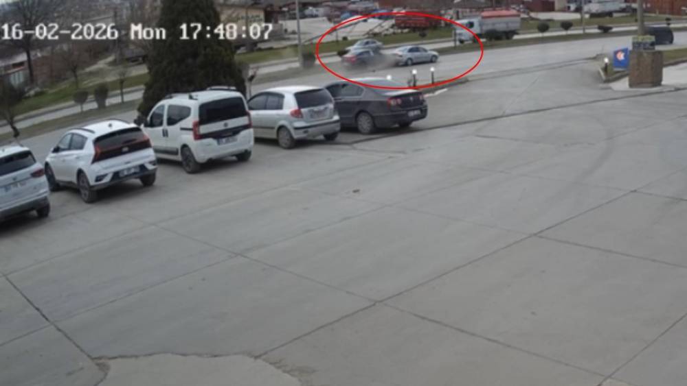 Tokat&rsquo;ta 2 kişinin yaralandığı kaza kamerada
