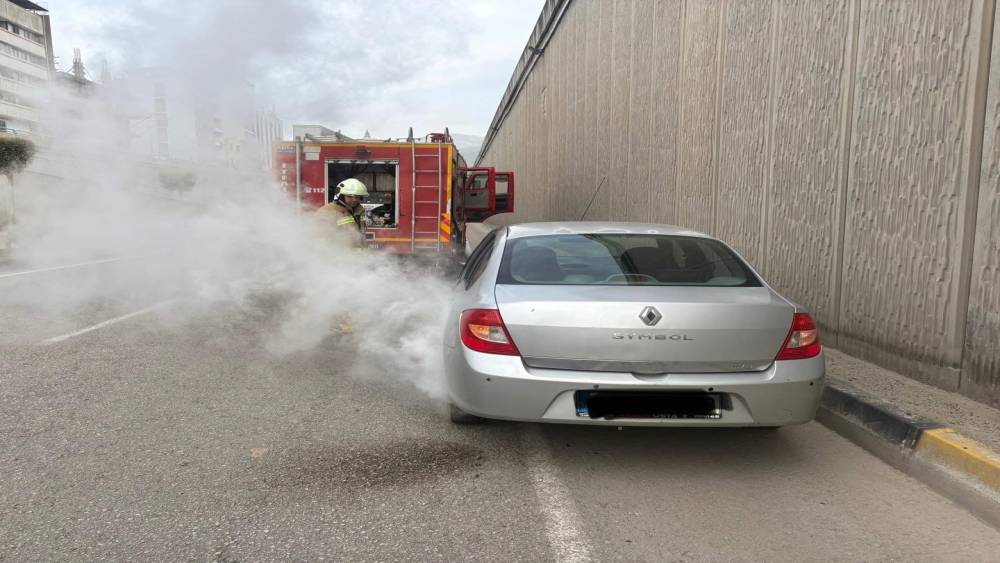 İskenderun&rsquo;da otomobil yangını
