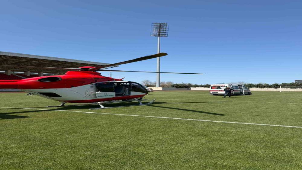 G&ouml;ky&uuml;z&uuml;nden umut: Solunum sıkıntısı yaşayan bebek helikopterle taşındı
