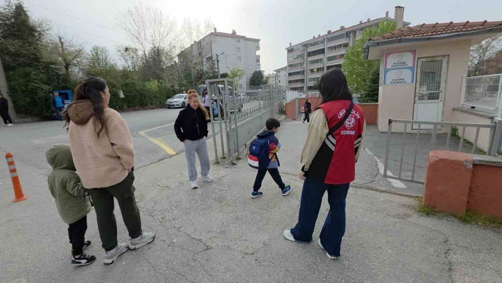 Okul &ouml;nlerinde sıkı denetim
