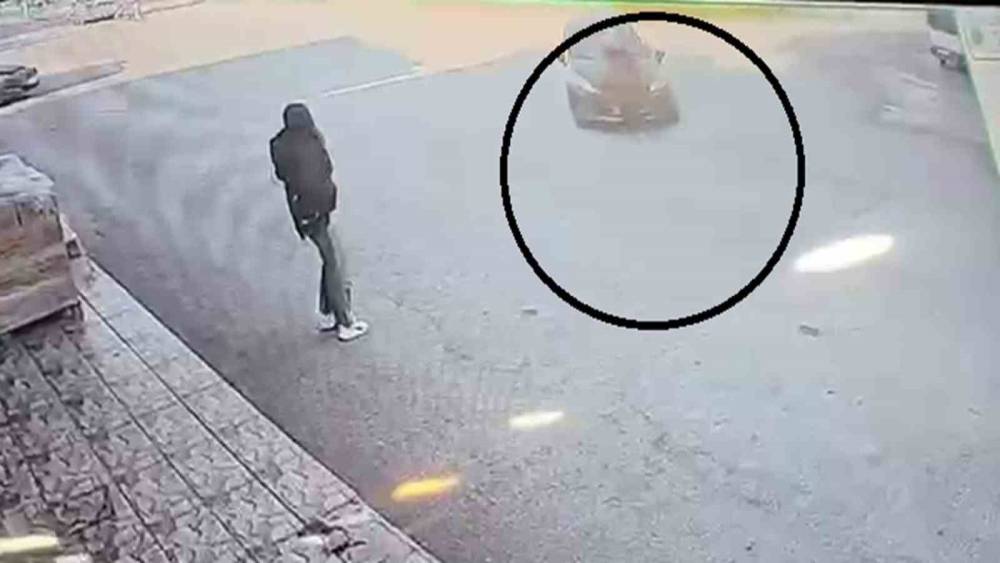 Karşıya ge&ccedil;meye &ccedil;alışan kadına otomobil &ccedil;arptı: Kaza anı kamerada
