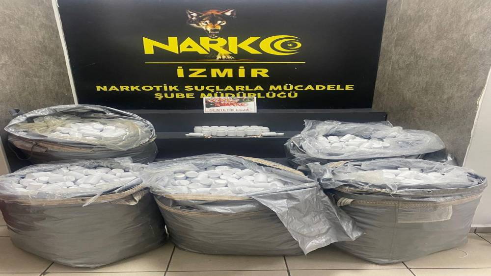 İzmir&rsquo;de durdurulan ara&ccedil;tan 156 bin uyuşturucu hap &ccedil;ıktı

