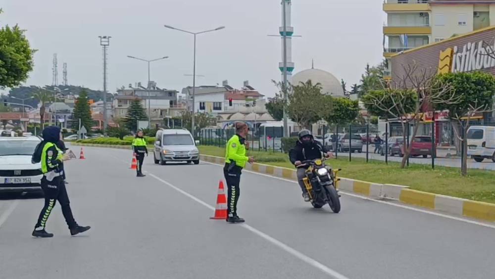 Motosikletini uygulama yapan polislerin &uuml;zerine s&uuml;r&uuml;p ka&ccedil;tı
