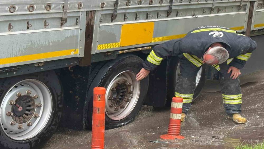 Lastiği patlayan tır yanmaktan son anda kurtarıldı
