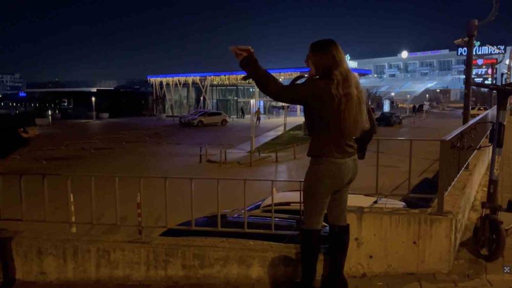 Bursa&rsquo;da alkoll&uuml; gen&ccedil; kızlar ortalığı karıştırdı, yol kenarında bekleyen s&uuml;r&uuml;c&uuml; ve aracına saldırdılar
