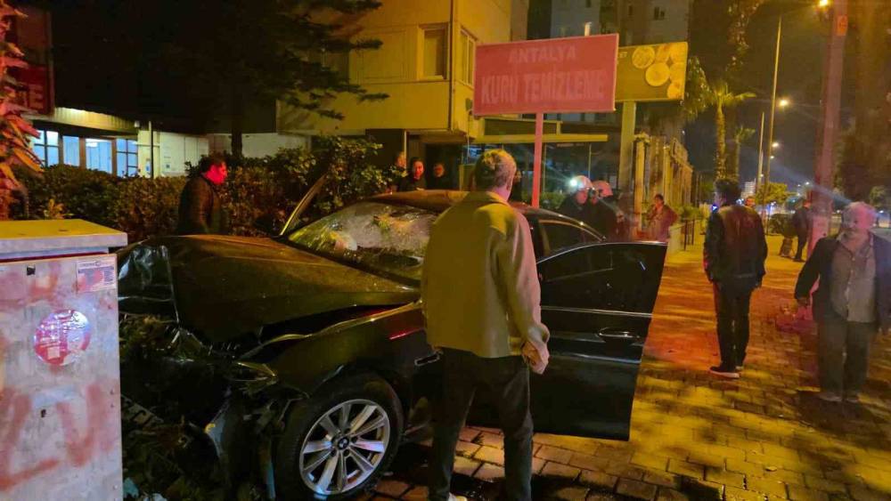 Antalya&rsquo;da kontrolden &ccedil;ıkan l&uuml;ks otomobil duvara &ccedil;arptı: 1 &ouml;l&uuml;
