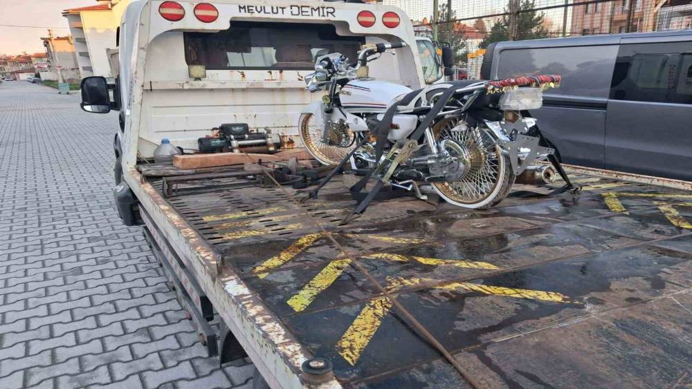 K&uuml;tahya&rsquo;da &rsquo;Dur&rsquo; ihtarına uymayan ehliyetsiz ve plakasız s&uuml;r&uuml;c&uuml;ye 326 bin TL ceza
