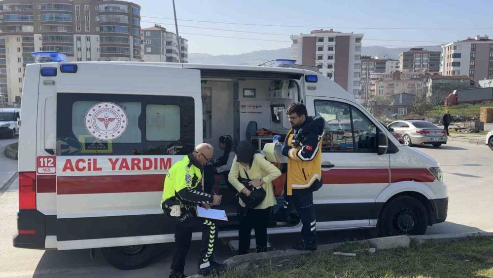 Hafif ticari ara&ccedil; ile otomobil &ccedil;arpıştı: 3 &ccedil;ocuk yaralı
