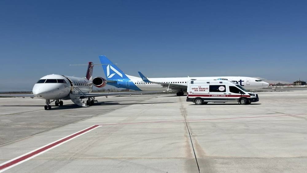 Vanlı iki &ccedil;ocuk i&ccedil;in ambulans u&ccedil;ak havalandı
