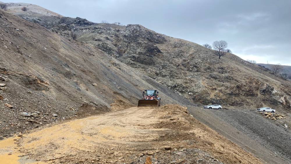 Sason&rsquo;da k&ouml;y yolunda heyelan
