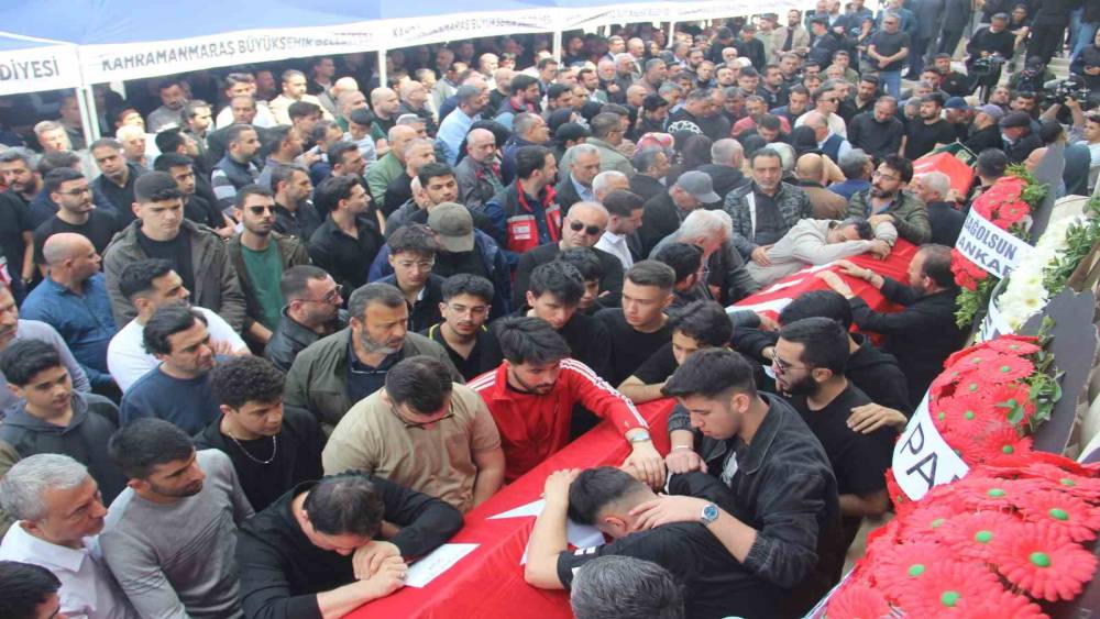 Saldırıda &ouml;len 4 &ouml;ğrenci g&ouml;zyaşları i&ccedil;erisinde uğurlandı
