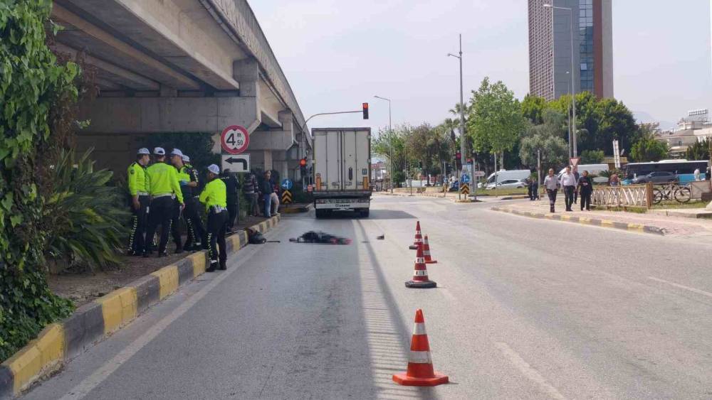 Mendil sattığı ışıkta tırın altında kalan yaşlı kadın &ouml;ld&uuml;, kaza anı g&uuml;venlik kamerasında
