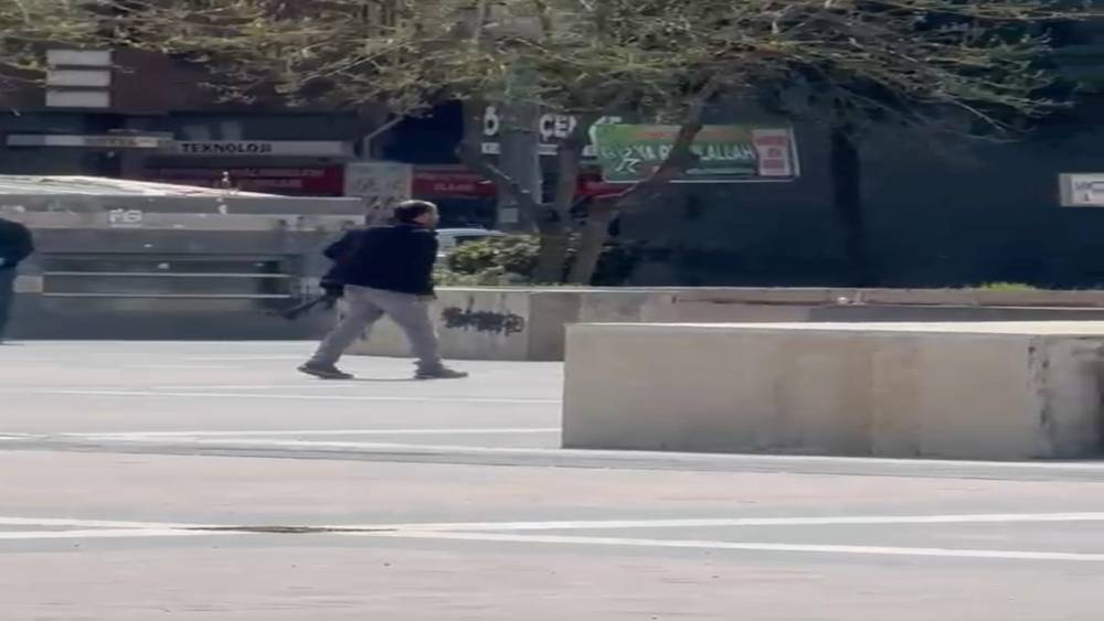 Elinde silahla polise kendini ihbar etti, etrafa ateş a&ccedil;tı
