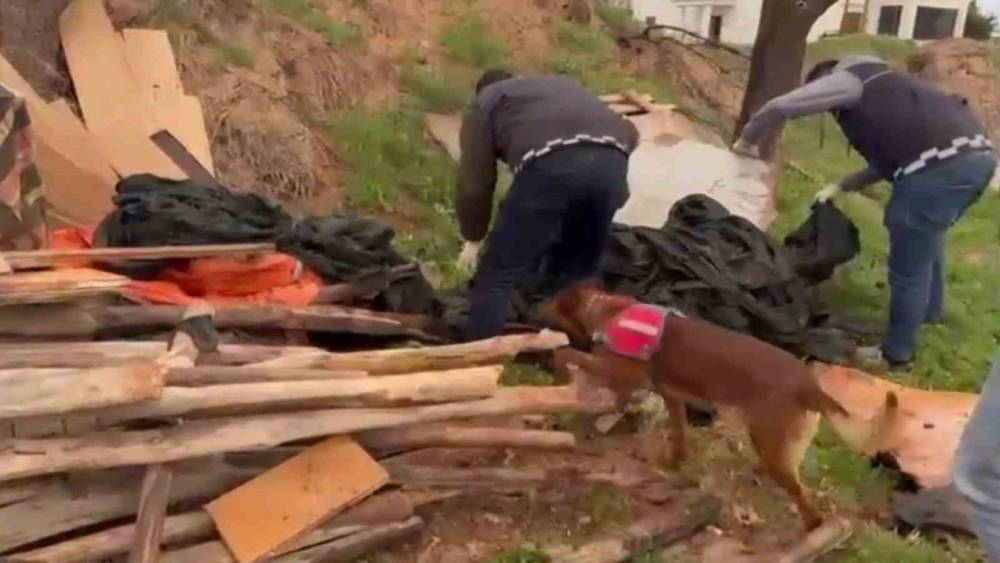 Aksaray&rsquo;da &ccedil;uval i&ccedil;ine gizlenmiş 11 bin adet uyuşturucu hap ele ge&ccedil;irildi: 3 tutuklama
