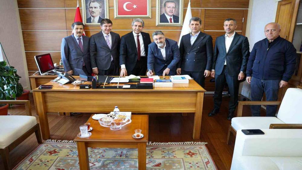 AK Parti&rsquo;ye katılan Serik Belediye Başkanı Kumbul: "Hemşehrilerimize en iyi hizmeti sunmak amacıyla yeni bir yol y&uuml;r&uuml;meye karar verdim"
