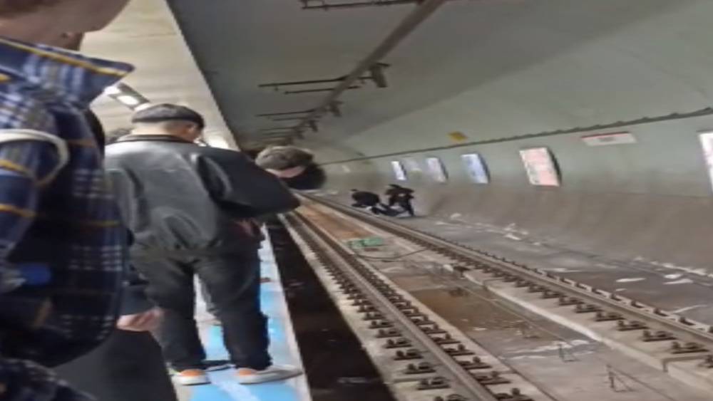 Kadık&ouml;y metro istasyonunda intihar girişimi vatandaşlar tarafından engellendi
