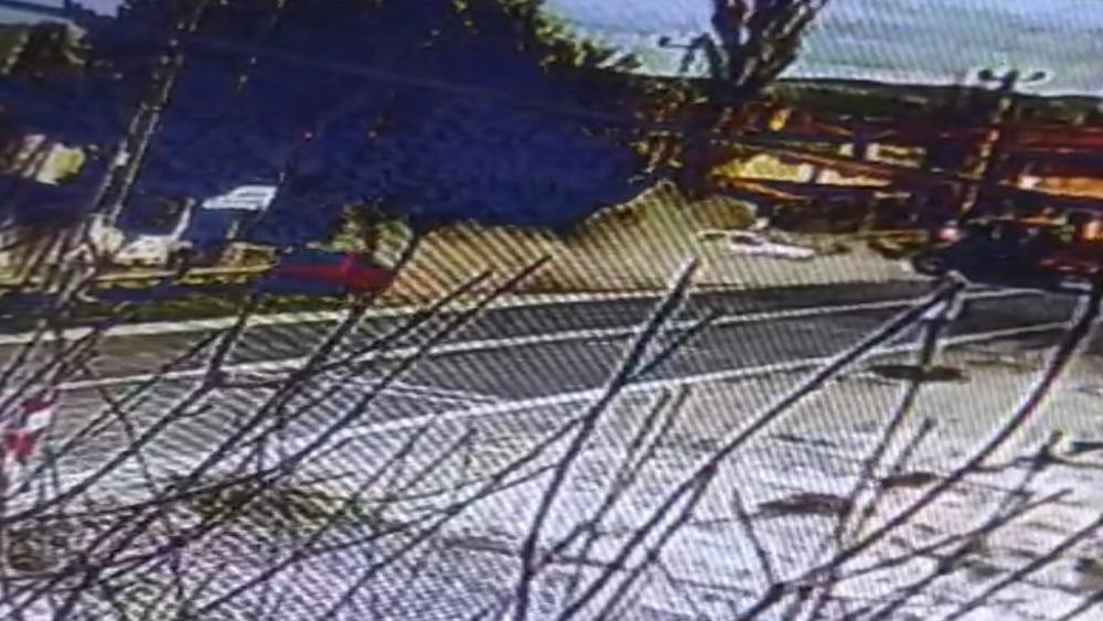 Trakt&ouml;rle otomobilin &ccedil;arpıştığı kaza kamerada: 2 yaralı
