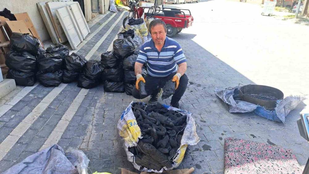 Kurban Bayramı yaklaştı, Hisarcık&rsquo;ta mangal k&ouml;m&uuml;r&uuml; satışları arttı
