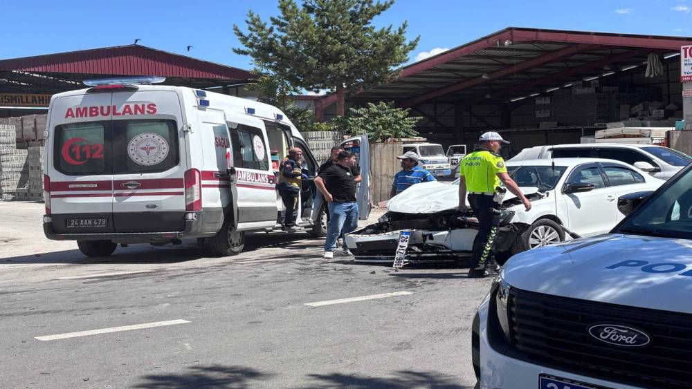 Erzincan&rsquo;da 3 ara&ccedil;lı trafik kazası g&uuml;venlik kamerasına yansıdı
