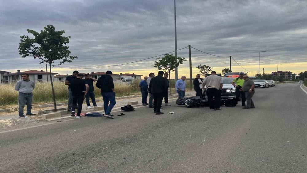 Tekirdağ&rsquo;da otomobille motosikletin &ccedil;arpıştığı kaza kameraya yansıdı
