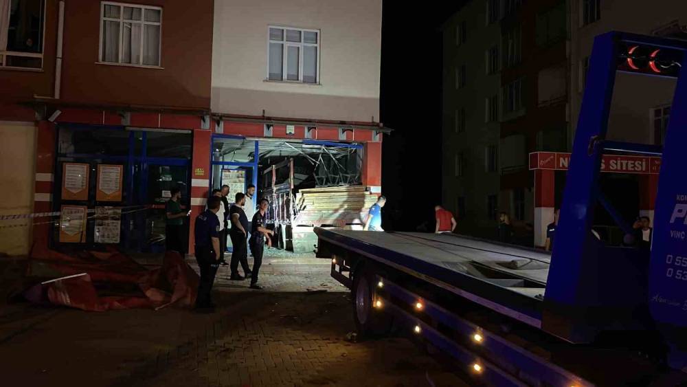 Kontrolden &ccedil;ıkan kamyon markete girdi: 1 ağır yaralı
