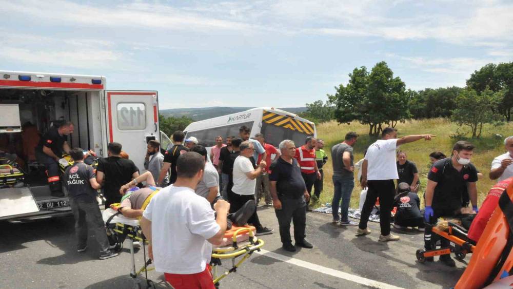 Edirne&rsquo;de yolcu minib&uuml;s&uuml; tıra &ccedil;arptı: 16 yaralı
