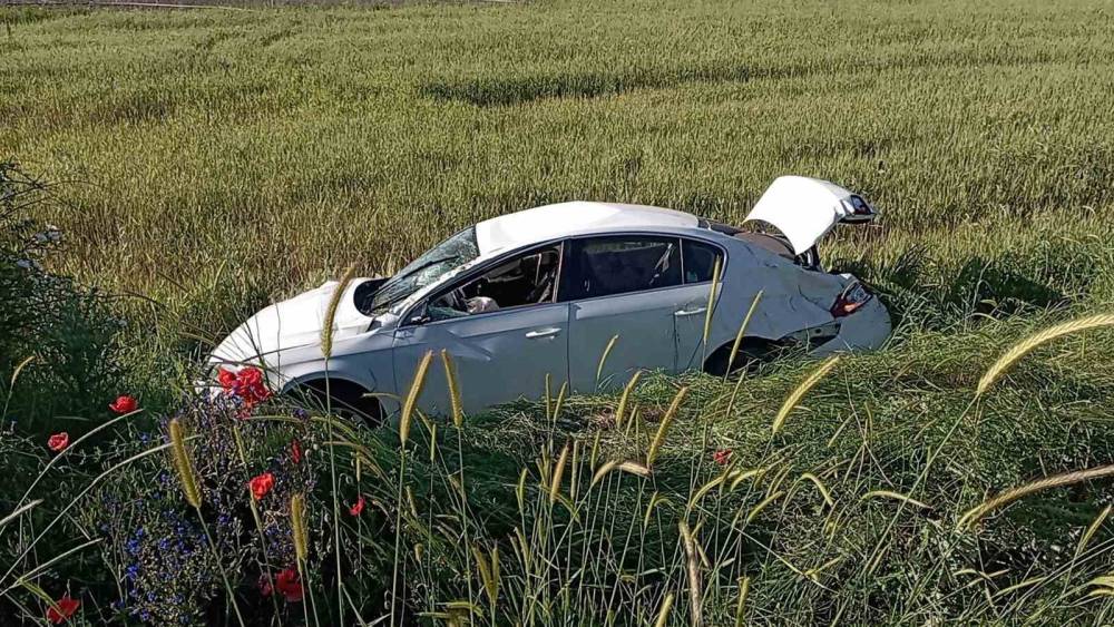 Tokat&rsquo;ta otomobil ile &ccedil;arpışan trakt&ouml;r ikiye b&ouml;l&uuml;nd&uuml;: 2 yaralı

