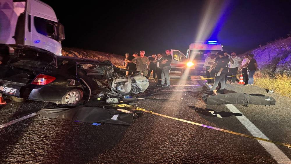 Şanlıurfa&rsquo;da feci kaza: 2 &ouml;l&uuml;, 6 yaralı
