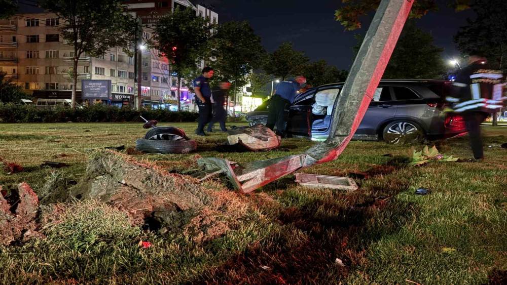 Virajı alamayan SUV ara&ccedil; aydınlatma direğini yerinden s&ouml;kt&uuml;: 1 yaralı
