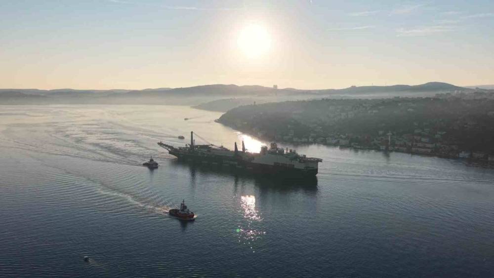325 metrelik dev boru d&ouml;şeme gemisi İstanbul Boğazı&rsquo;ndan ge&ccedil;iş yaptı
