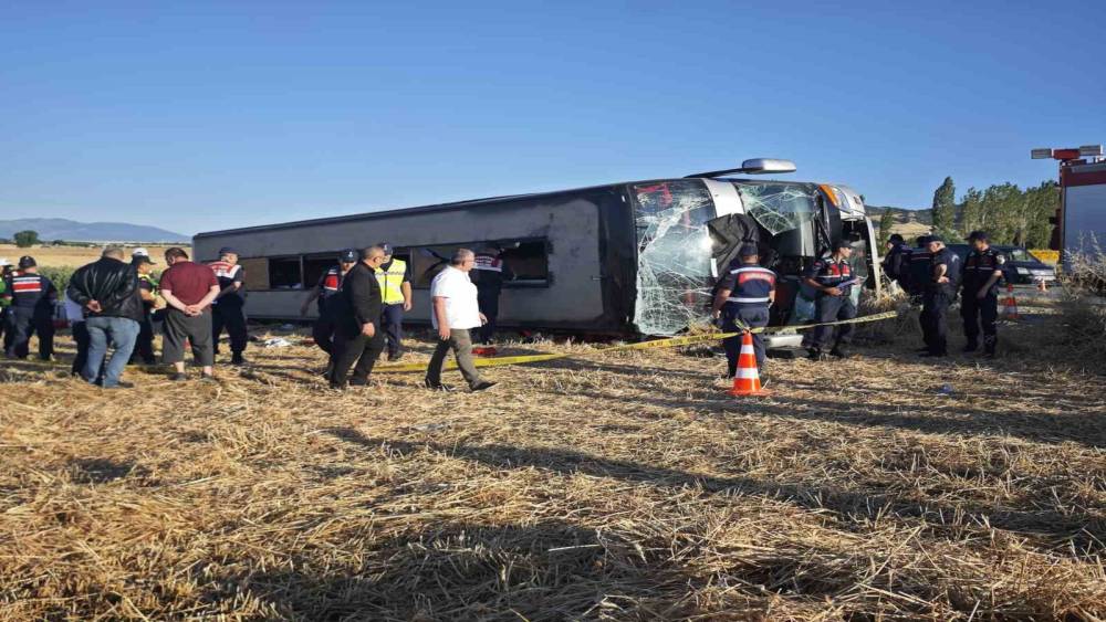Amasya&rsquo;da yolcu otob&uuml;s&uuml; devrildi: 2&rsquo;si ağır 46 yaralı

