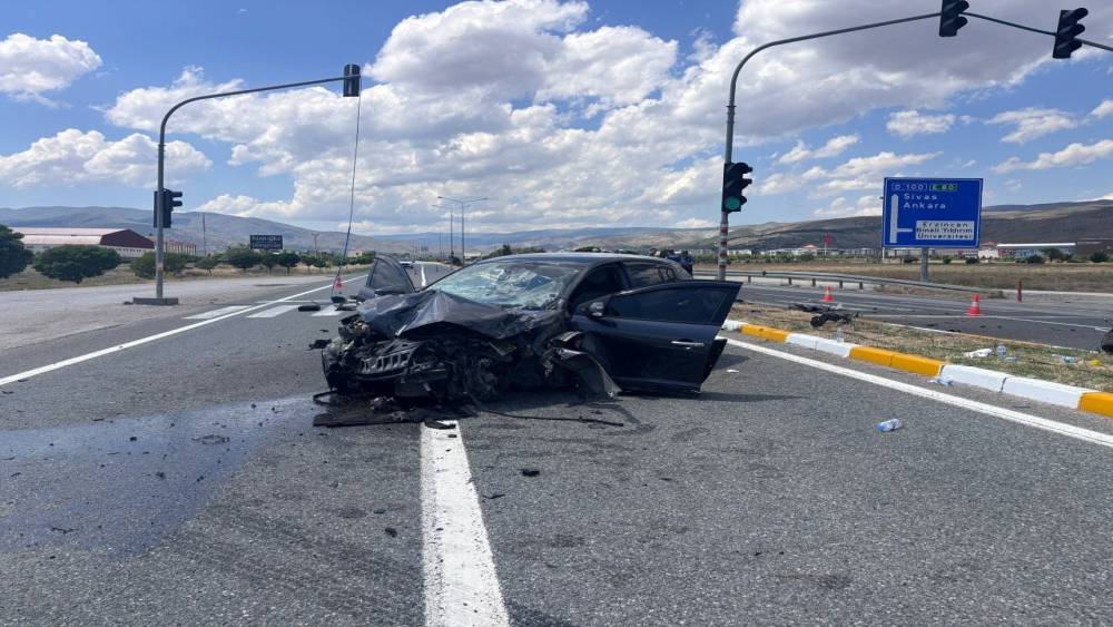 Erzincan&rsquo;da 5 kişinin yaralandığı trafik kazası kamerada
