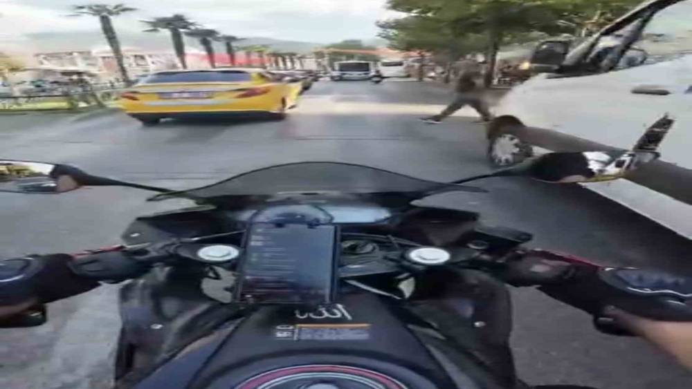 K&ouml;r noktada kalan yayaya motosiklet &ccedil;arptı, o anlar kask kamerasında
