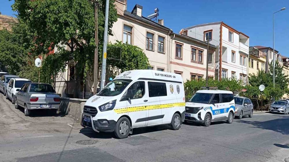 G&ouml;ğs&uuml;nden bı&ccedil;aklanan gen&ccedil; yaralandı
