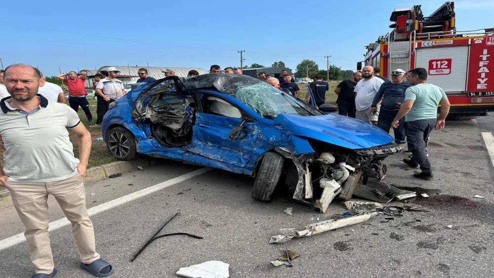 &Ccedil;ekici ile &ccedil;arpışan otomobil hurdaya d&ouml;nd&uuml;: 1 yaralı
