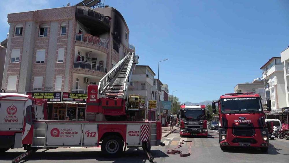 Antalya&rsquo;da dairede &ccedil;ıkan yangında 1&rsquo;i bebek 5 kişi dumandan etkilendi
