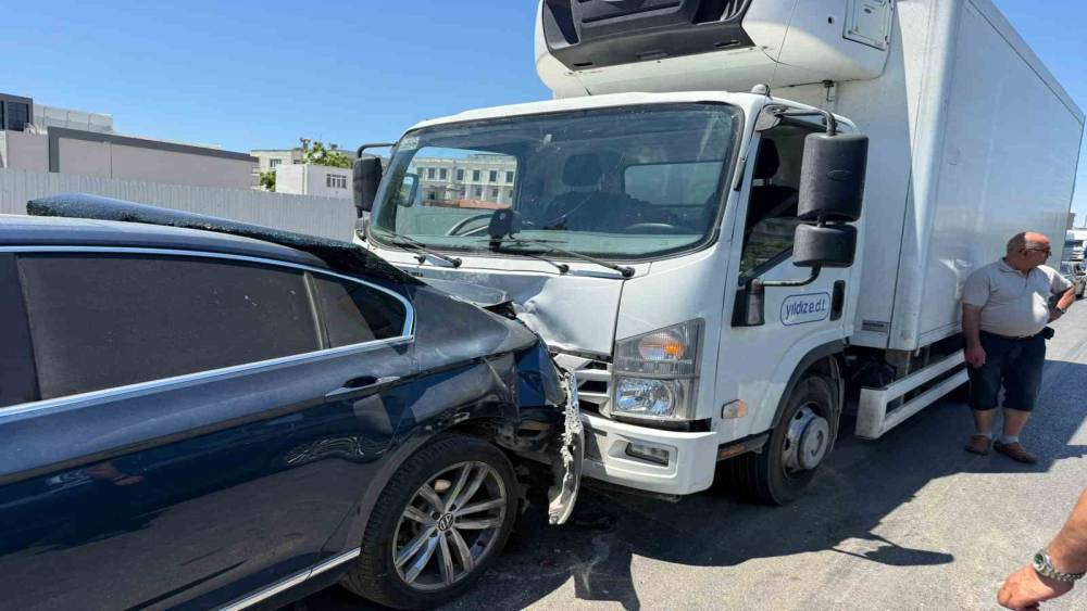 Antalya&rsquo;da 3 ara&ccedil;lı zincirleme kaza: 2 yaralı
