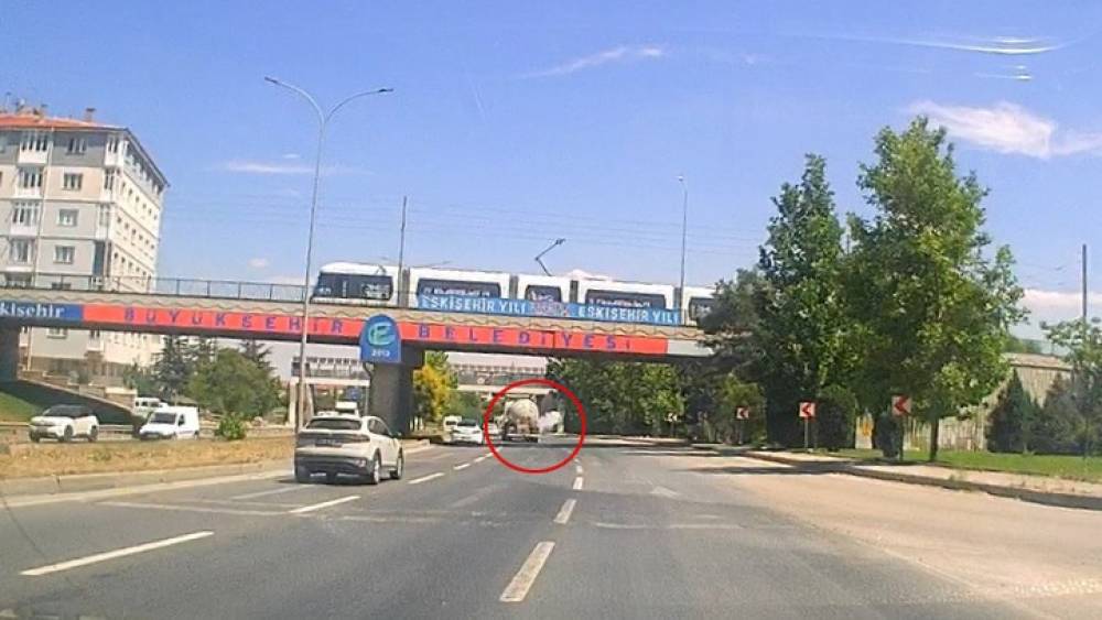 Eskişehir&rsquo;de tankerin lastiğinin bomba gibi patladığı anlar kamerada
