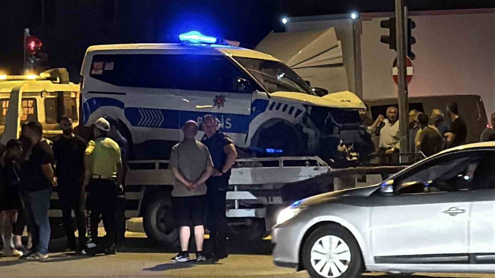Polis aracı ile otomobil &ccedil;arpıştı: 2&rsquo;si polis 3 yaralı
