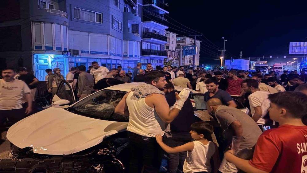 Kırmızı ışık ihlali facia getirdi : 1&rsquo;i ağır 5 yaralı
