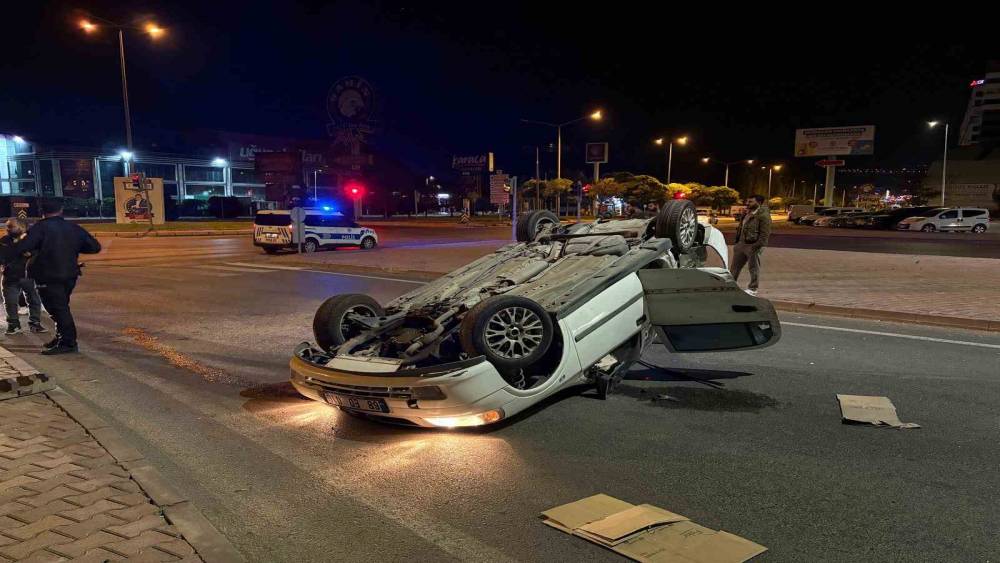 Kamyonla &ccedil;arpışan otomobil takla attı
