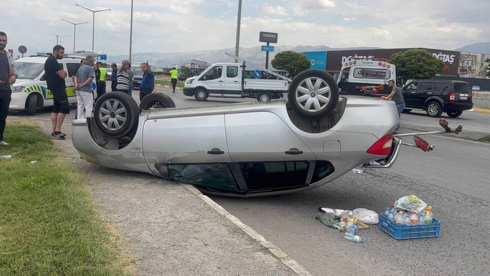 Erzincan&rsquo;da otomobil takla attı: 2 yaralı
