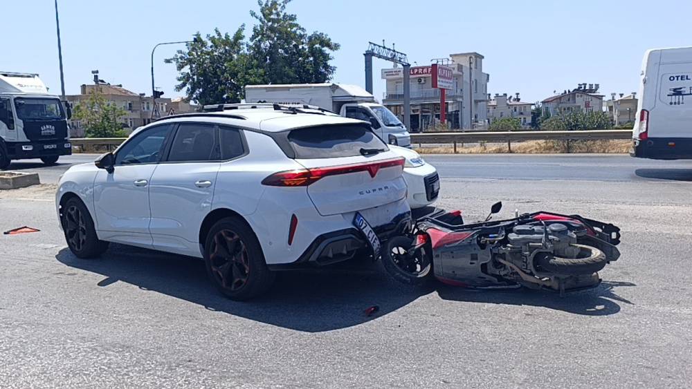 Yolda aniden duran araca motosiklet &ccedil;arptı
