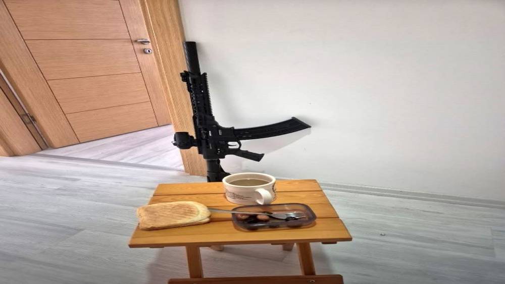 (&Ouml;ZEL) &Ccedil;atalca&rsquo;da kendisini eve kilitleyen silahlı şahıs 4 g&uuml;n sonra jandarmaya teslim oldu
