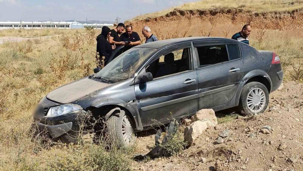 Eskişehir&rsquo;de kontrolden &ccedil;ıkan otomobil toprak alana girdi
