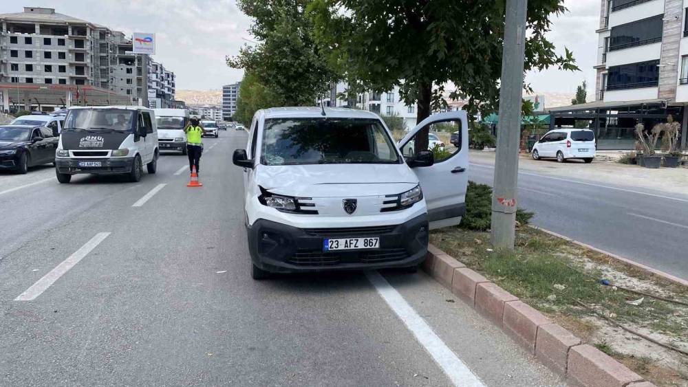 Elazığ&rsquo;da hafif ticari aracın &ccedil;arptığı kadın ağır yaralandı

