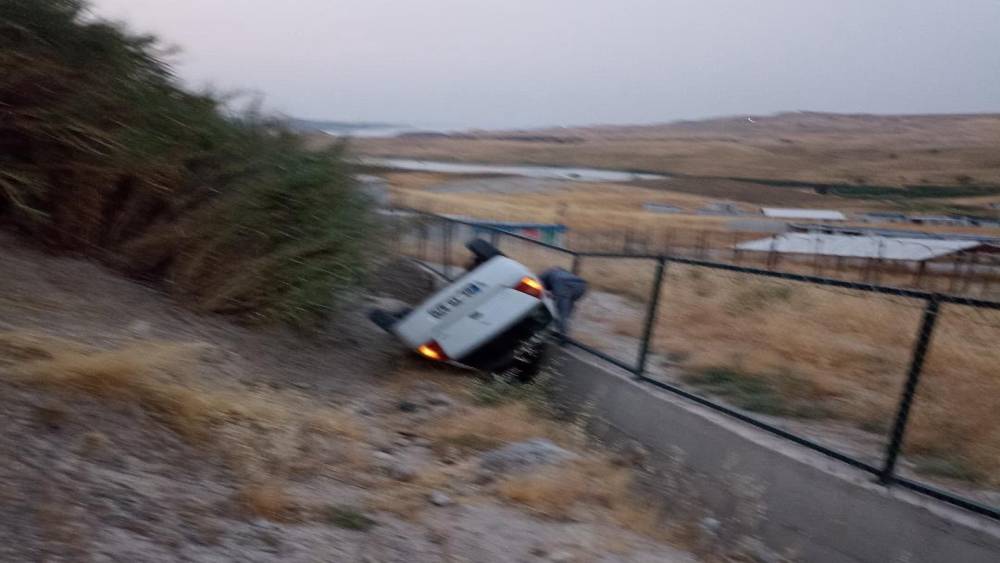 Otomobil şarampole yuvarlandı
