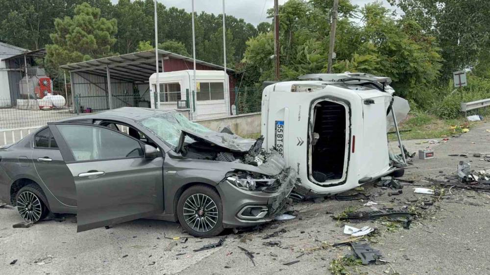 Yoldan &ccedil;ıkan ara&ccedil; havalanarak otomobilin &uuml;zerine d&uuml;şt&uuml;: 4 yaralı
