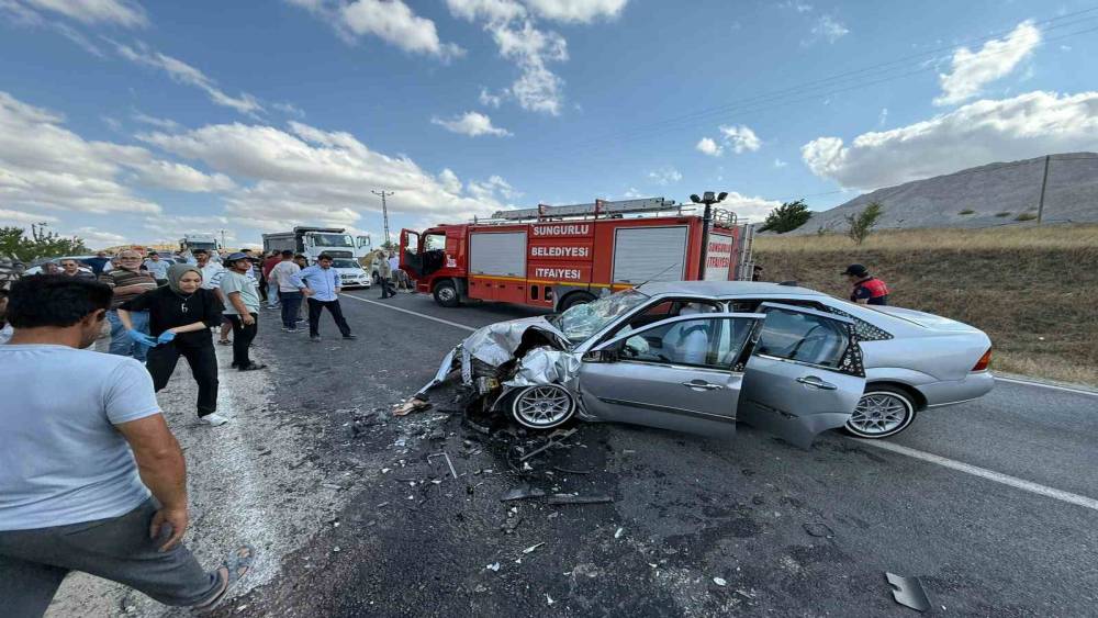 &Ccedil;orum&rsquo;da otomobiller &ccedil;arpıştı: 7 yaralı
